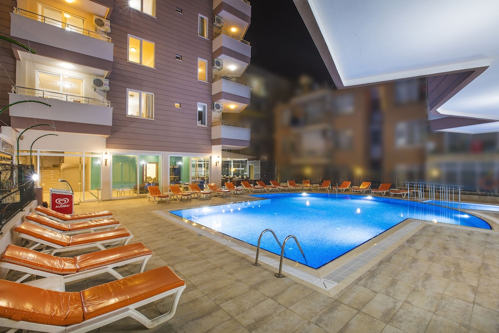 Hawaii Suite Beach Hotel — Swimming pool in Alanya