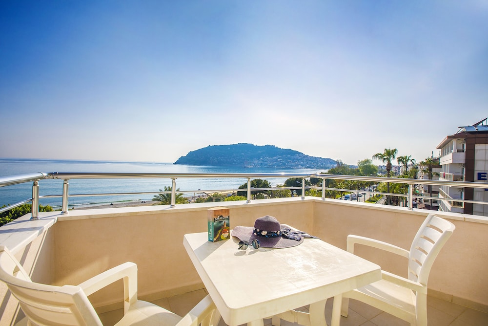 Hawaii Suite Beach Hotel — Hotel rooms in Alanya