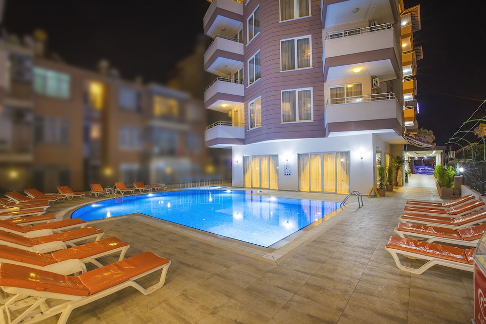 Hawaii Suite Beach Hotel — Swimming pool in Alanya