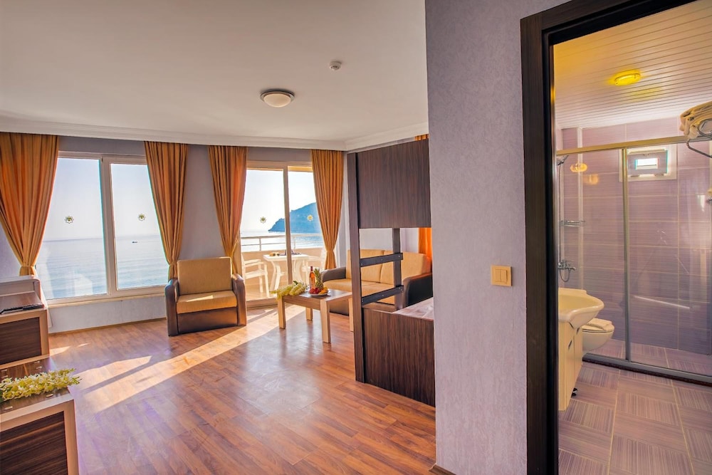 Hawaii Suite Beach Hotel — Hotel rooms in Alanya