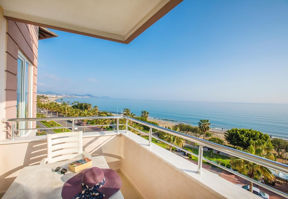 Hawaii Suite Beach Hotel — Hotel rooms in Alanya