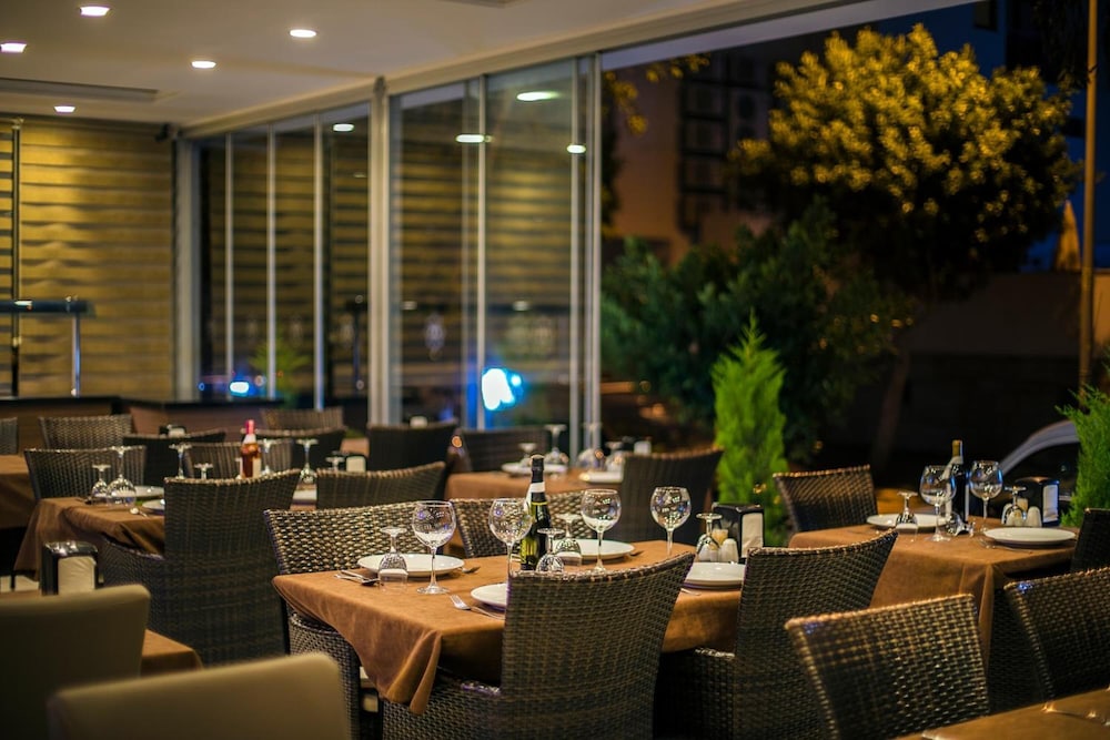 Hawaii Suite Beach Hotel — Restaurant & bars in Alanya