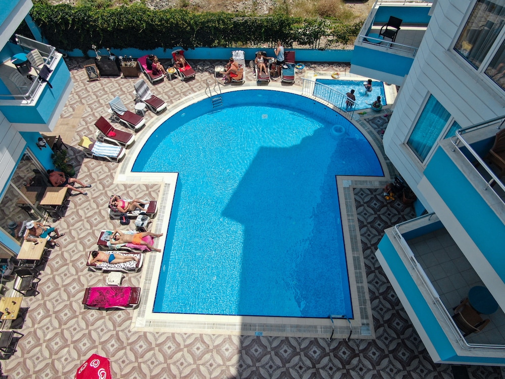 Hawaii Suite Beach Hotel — Swimming pool in Alanya