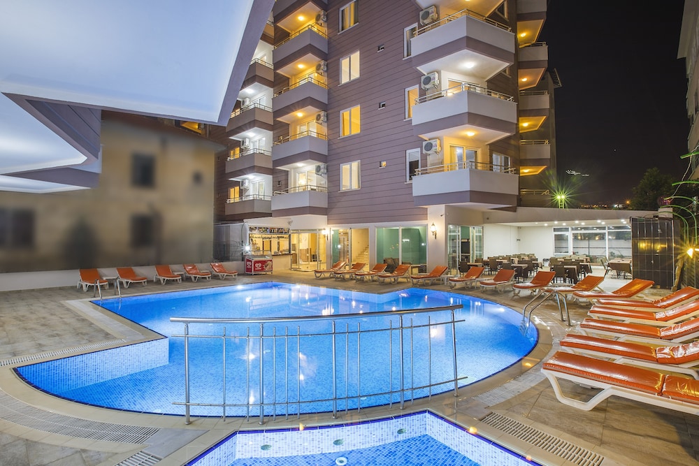 Hawaii Suite Beach Hotel — Swimming pool in Alanya