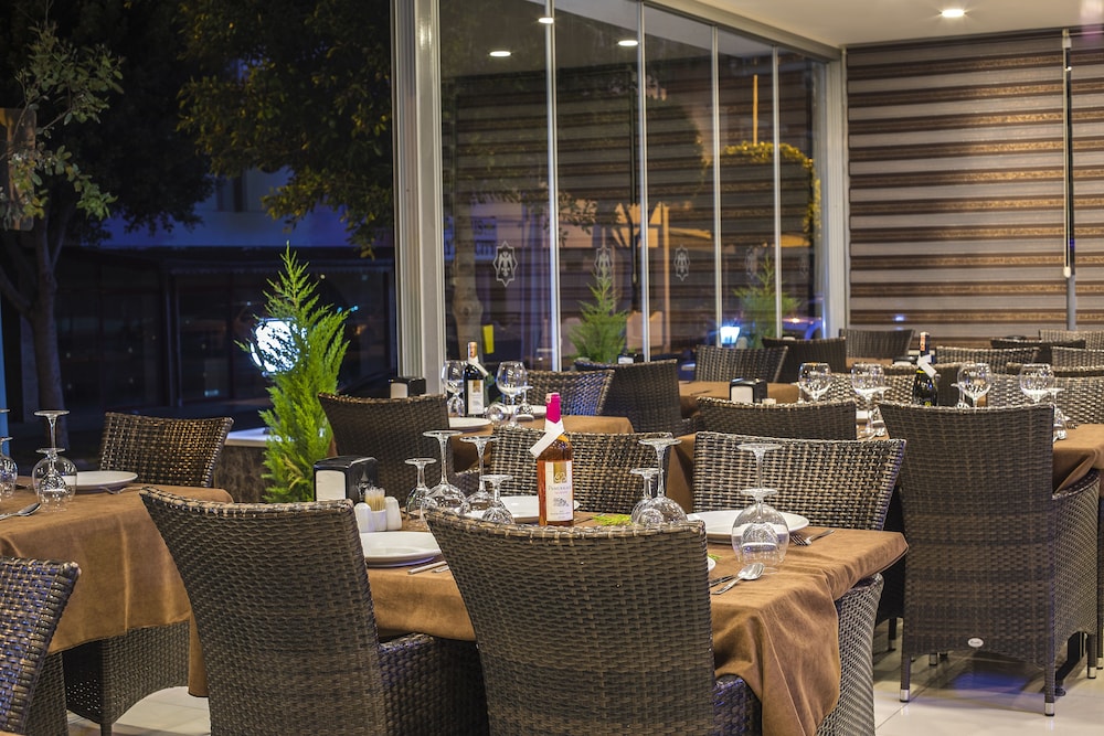 Hawaii Suite Beach Hotel — Restaurant & bars in Alanya