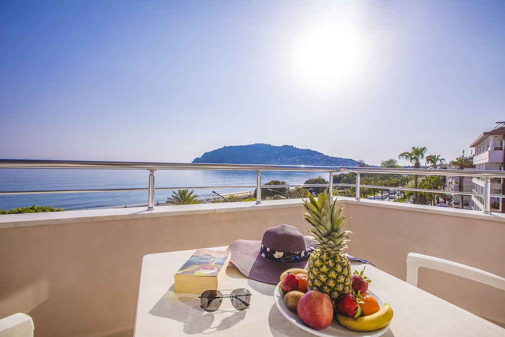 Hawaii Suite Beach Hotel — Beach in Alanya