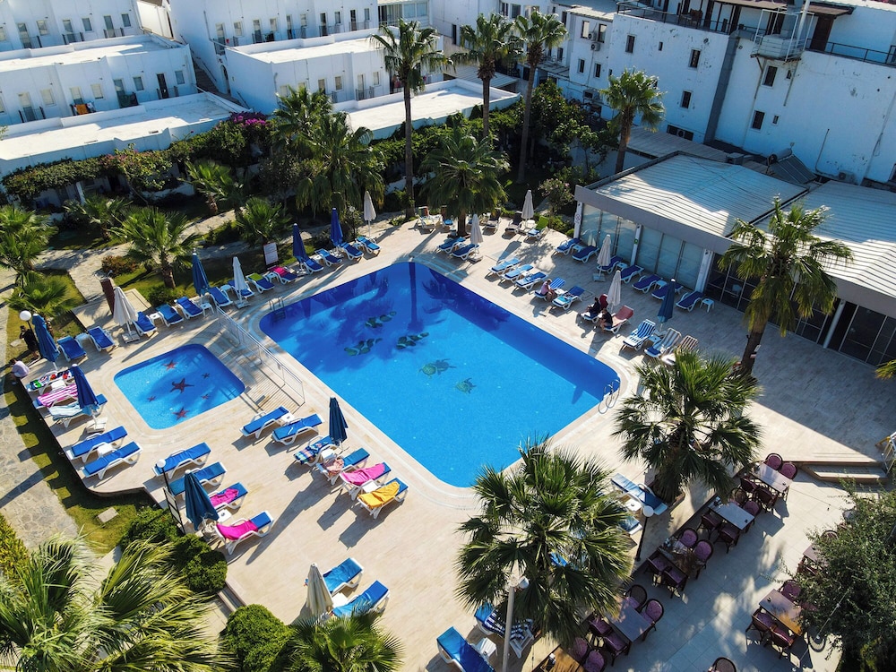 Nagi Beach Hotel — Swimming pool in Bodrum, Mugla