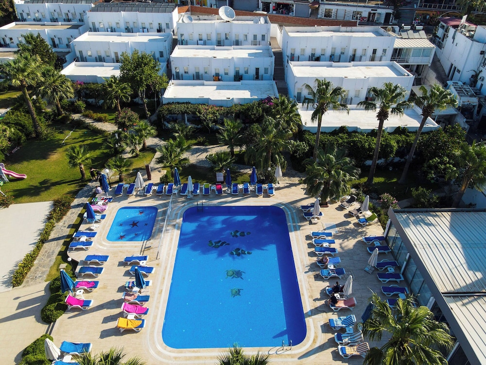 Nagi Beach Hotel — Swimming pool in Bodrum, Mugla