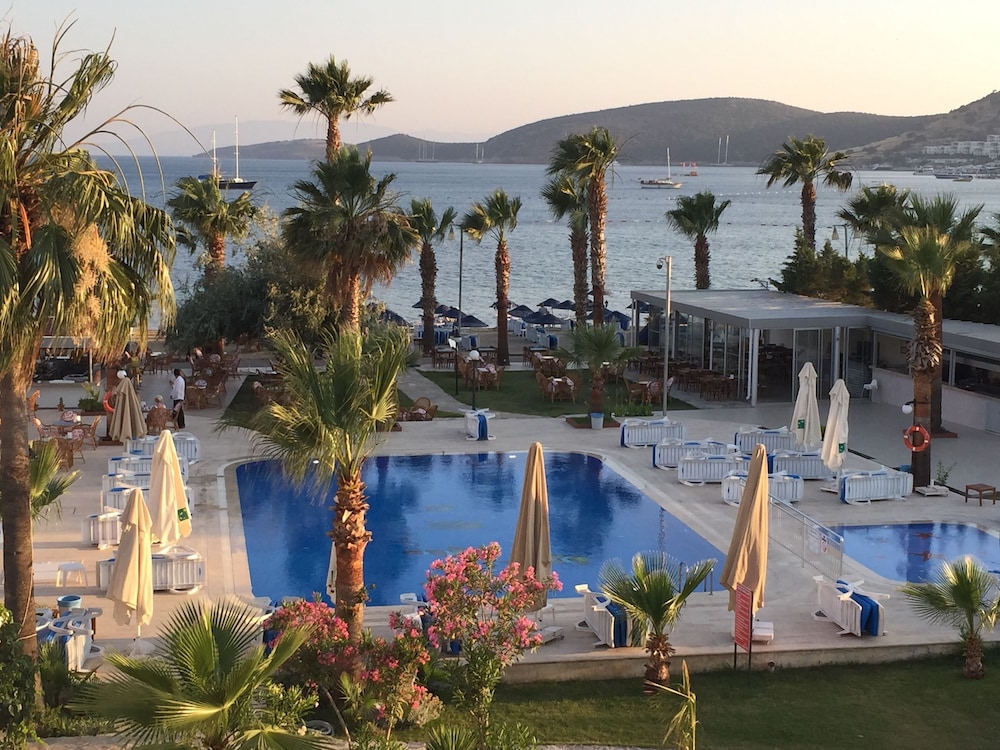 Nagi Beach Hotel — Swimming pool in Bodrum, Mugla