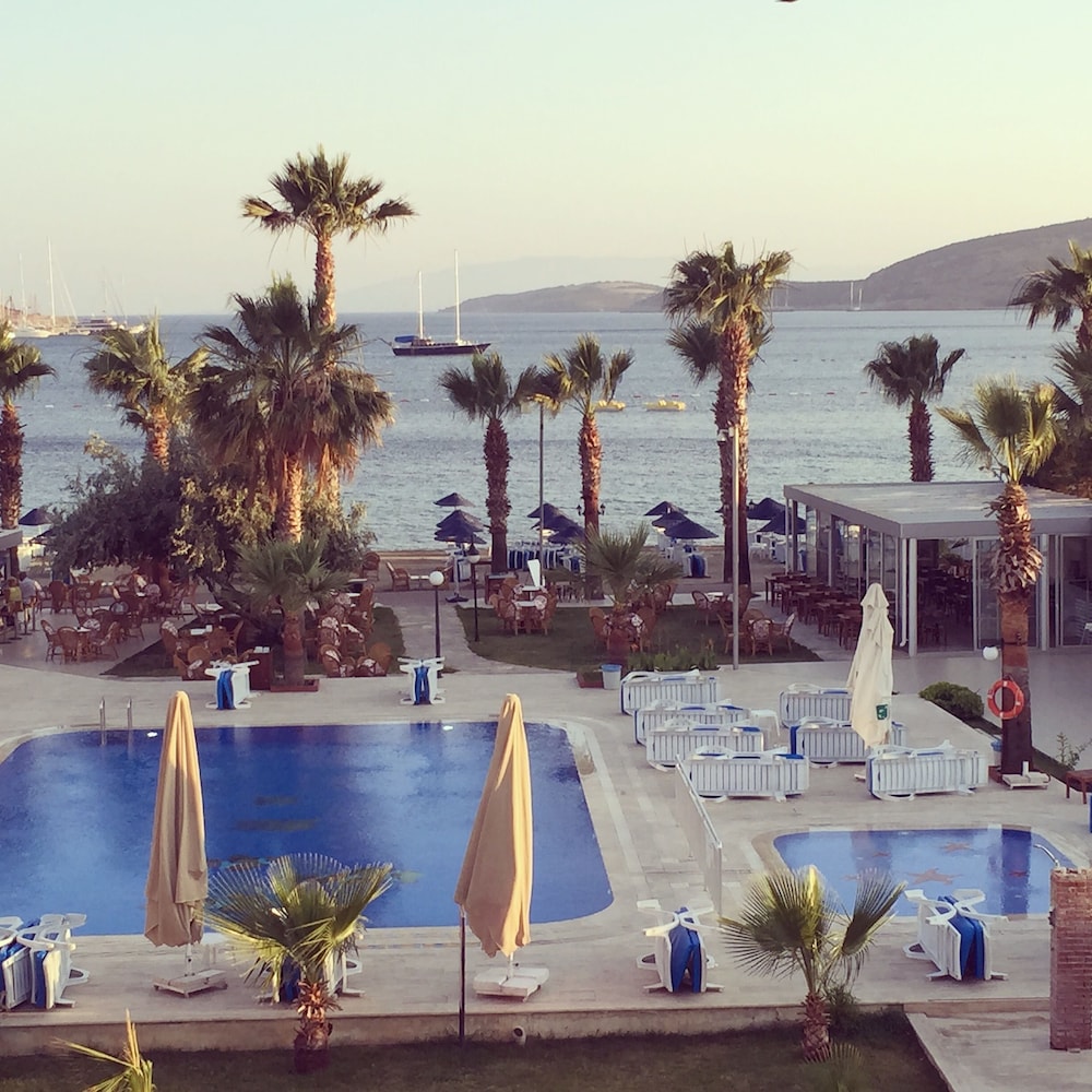 Nagi Beach Hotel — Swimming pool in Bodrum, Mugla