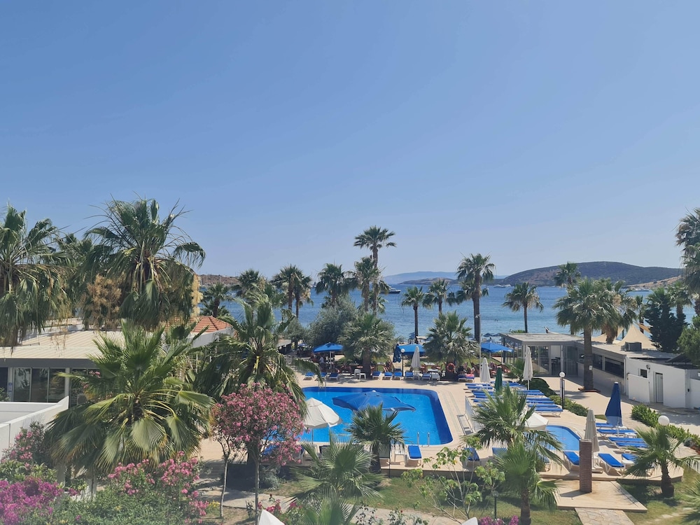 Nagi Beach Hotel — Swimming pool in Bodrum, Mugla