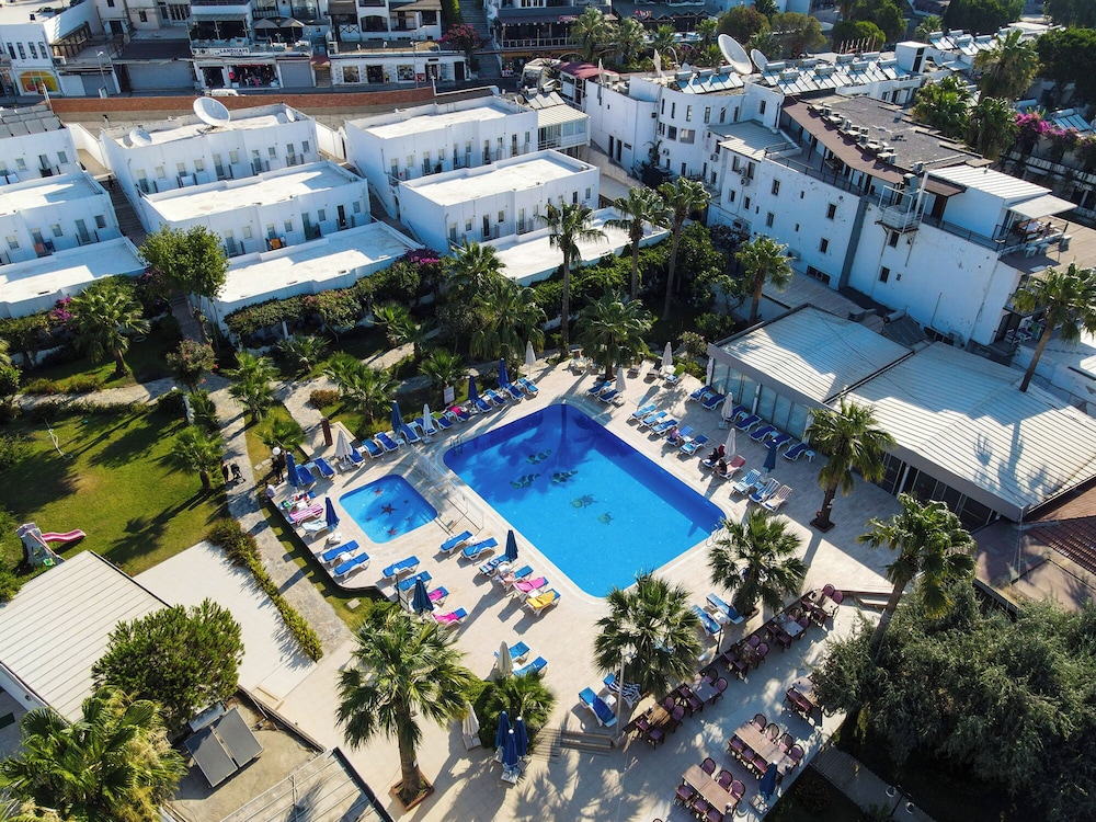 Nagi Beach Hotel — Swimming pool in Bodrum, Mugla