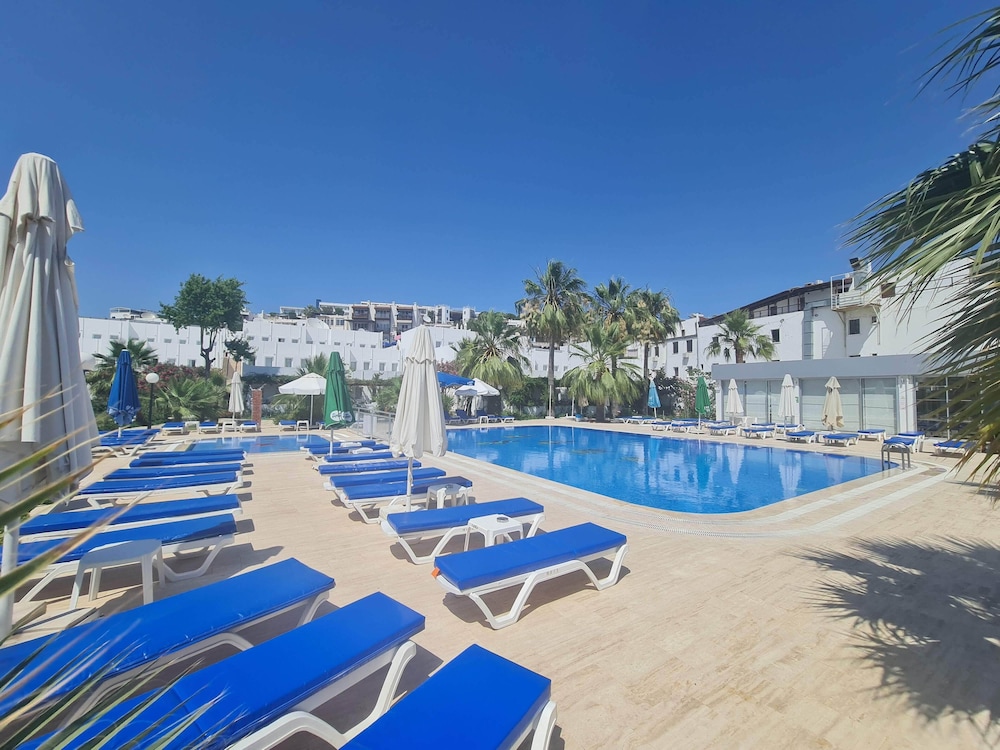 Nagi Beach Hotel — Swimming pool in Bodrum, Mugla