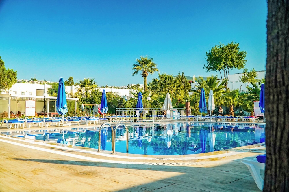 Nagi Beach Hotel — Swimming pool in Bodrum, Mugla
