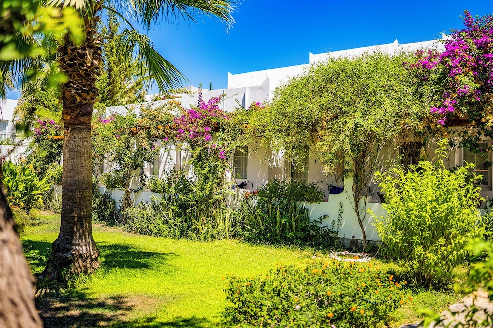 Nagi Beach Hotel — Hotel building in Bodrum, Mugla