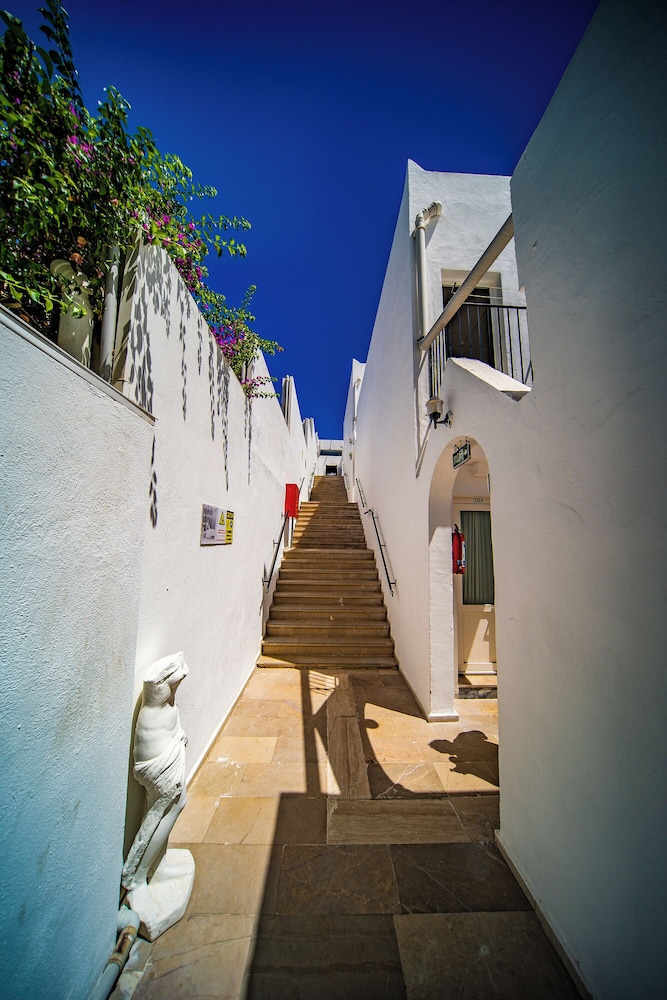 Nagi Beach Hotel — Hotel building in Bodrum, Mugla
