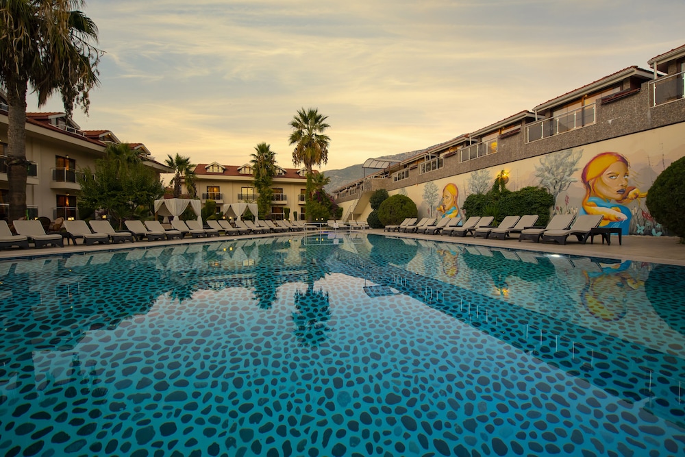 Han Deluxe Hotel — Main photo in Fethiye, Mugla