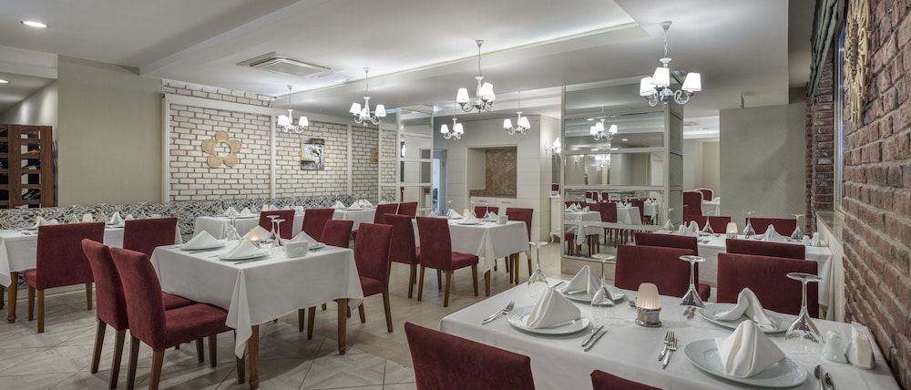 Ramada Resort by Wyndham Lara — Restaurant & bars in Lara