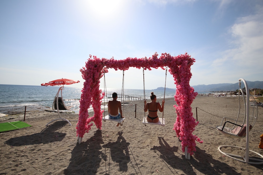 Gold Twins Boutique Hotel — Beach in Alanya