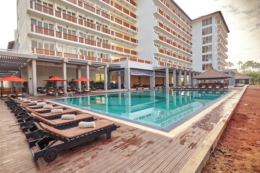 Turyaa Kalutara — Swimming pool in Wadduwa