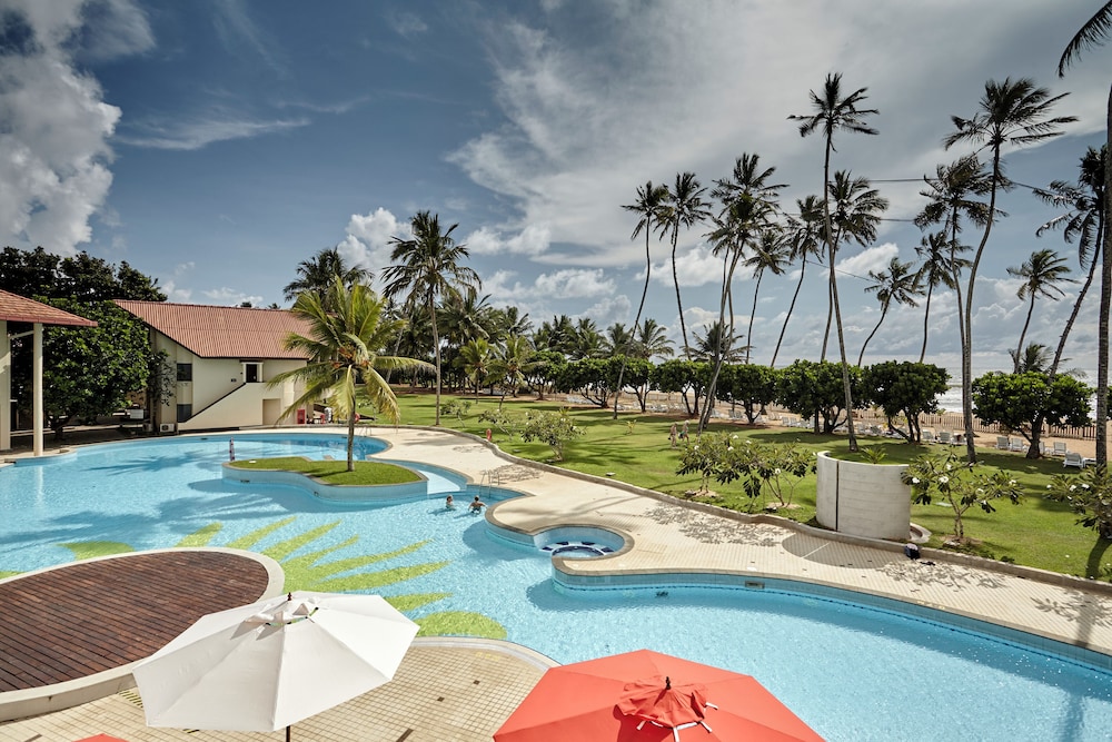 Turyaa Kalutara — Swimming pool in Wadduwa