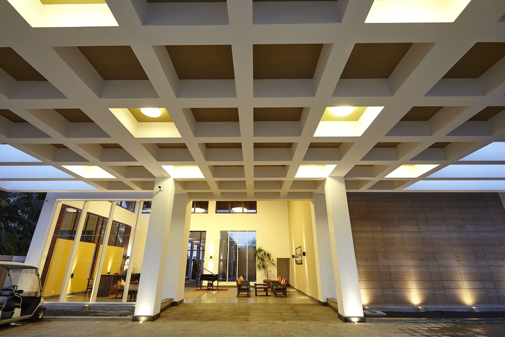 Turyaa Kalutara — Hotel building in Wadduwa
