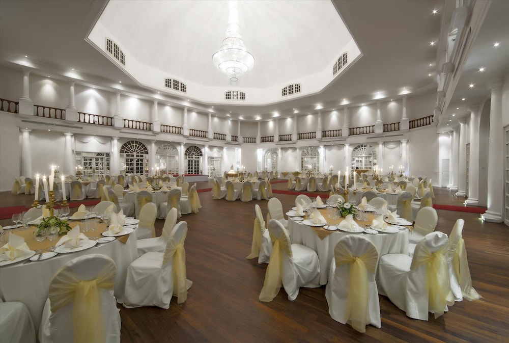 Mount Lavinia Hotel — Restaurant & bars in Dehiwala-Mount Lavinia, Western Province