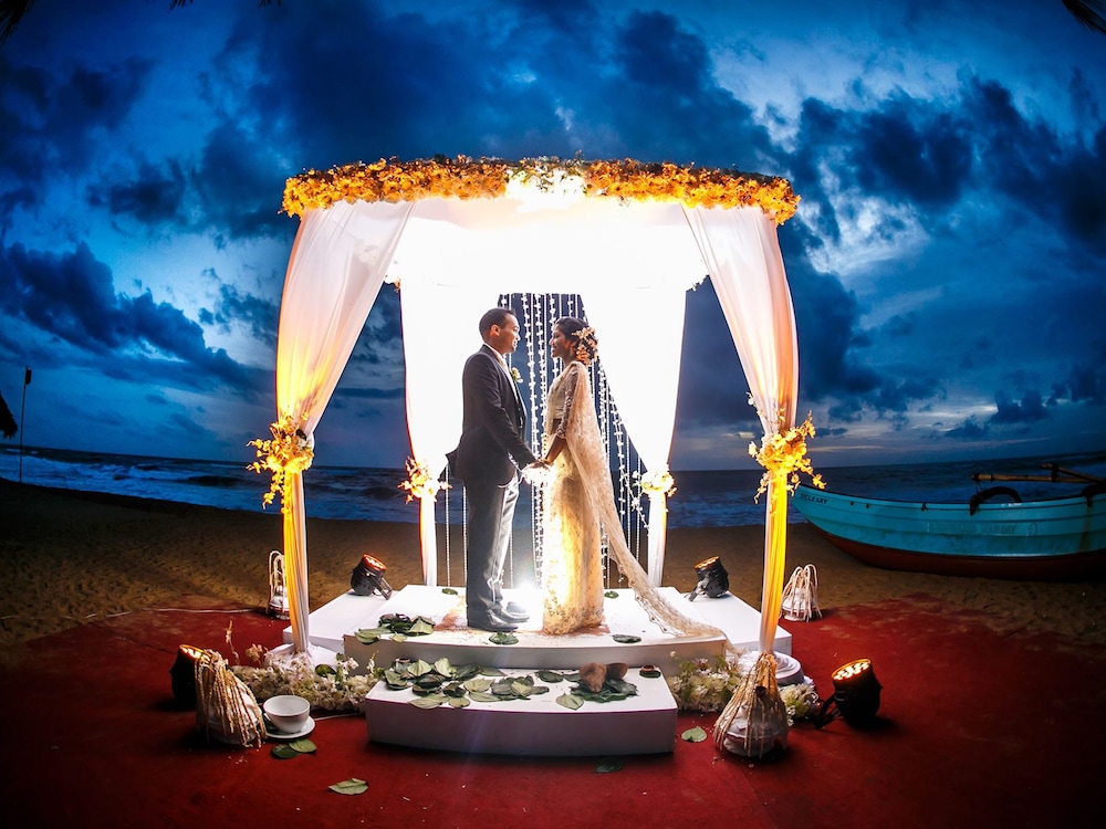 Mount Lavinia Hotel — Beach in Dehiwala-Mount Lavinia, Western Province