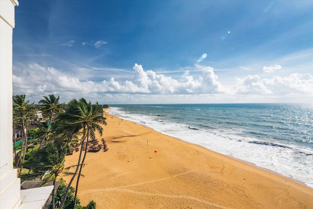 Mount Lavinia Hotel — Beach in Dehiwala-Mount Lavinia, Western Province