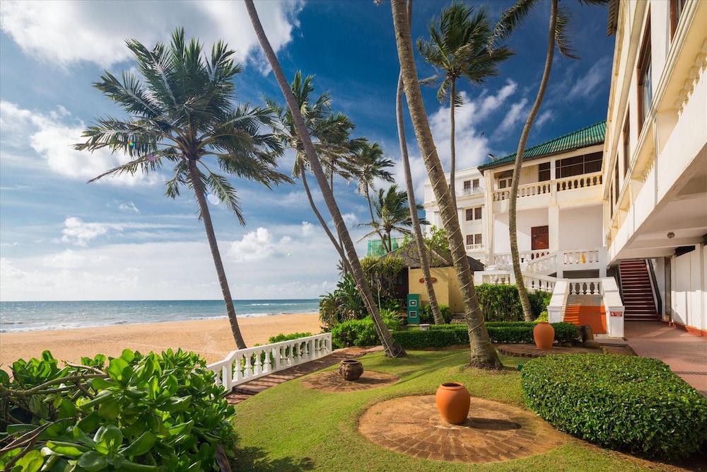 Mount Lavinia Hotel — Beach in Dehiwala-Mount Lavinia, Western Province