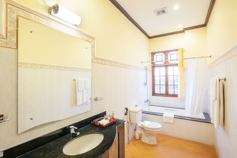 Mount Lavinia Hotel — Hotel rooms in Dehiwala-Mount Lavinia, Western Province