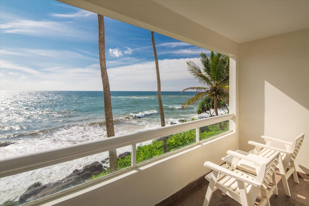 Mount Lavinia Hotel — Beach in Dehiwala-Mount Lavinia, Western Province