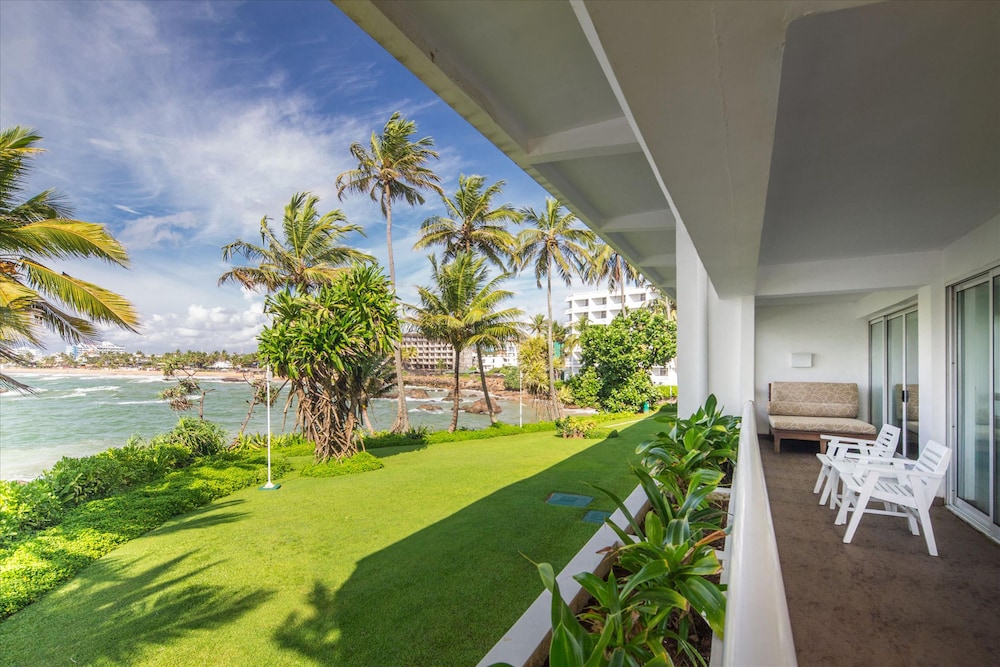 Mount Lavinia Hotel — Beach in Dehiwala-Mount Lavinia, Western Province