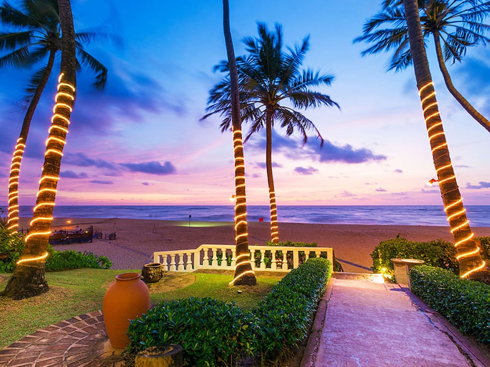Mount Lavinia Hotel — Beach in Dehiwala-Mount Lavinia, Western Province