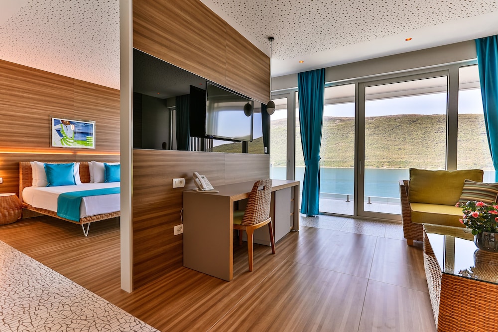 Carine Hotel Kumbor — Hotel rooms in Kumbor, Herceg Novi Municipality