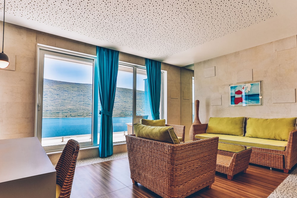 Carine Hotel Kumbor — Hotel rooms in Kumbor, Herceg Novi Municipality