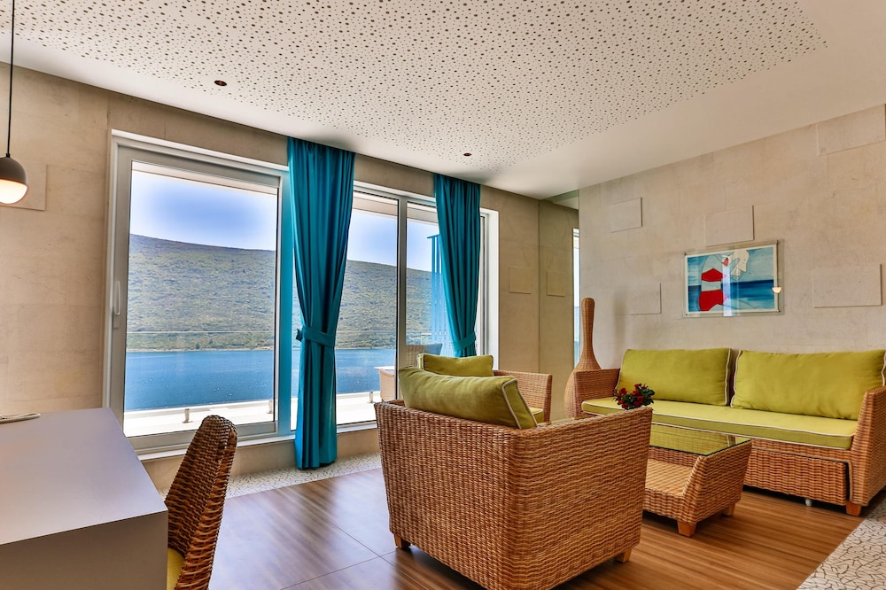 Carine Hotel Kumbor — Hotel rooms in Kumbor, Herceg Novi Municipality