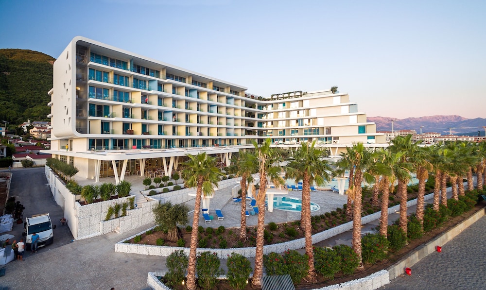 Carine Hotel Kumbor — Hotel building in Kumbor, Herceg Novi Municipality