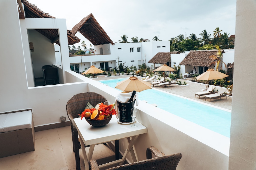Dhow Inn Boutique Hotel — Swimming pool in Paje, Zanzibar South