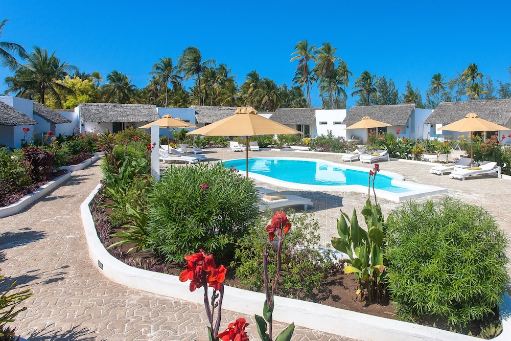 Dhow Inn Boutique Hotel — Swimming pool in Paje, Zanzibar South