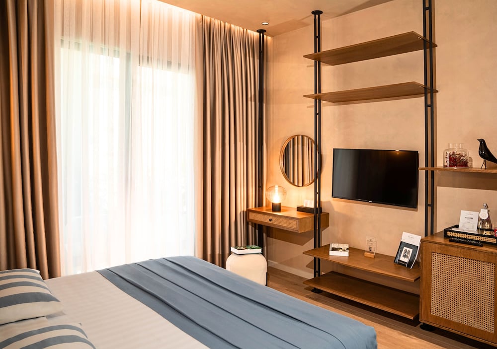 Flower Hotels & Resorts — Rooms in Golem, Tirane