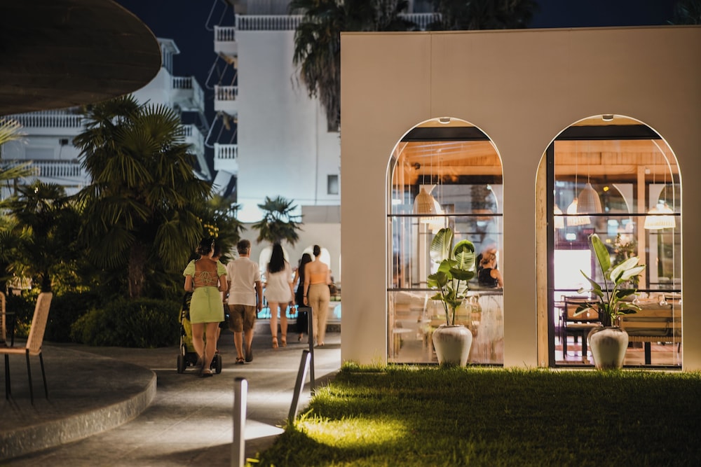 Flower Hotels & Resorts — Restaurant in Golem, Tirane