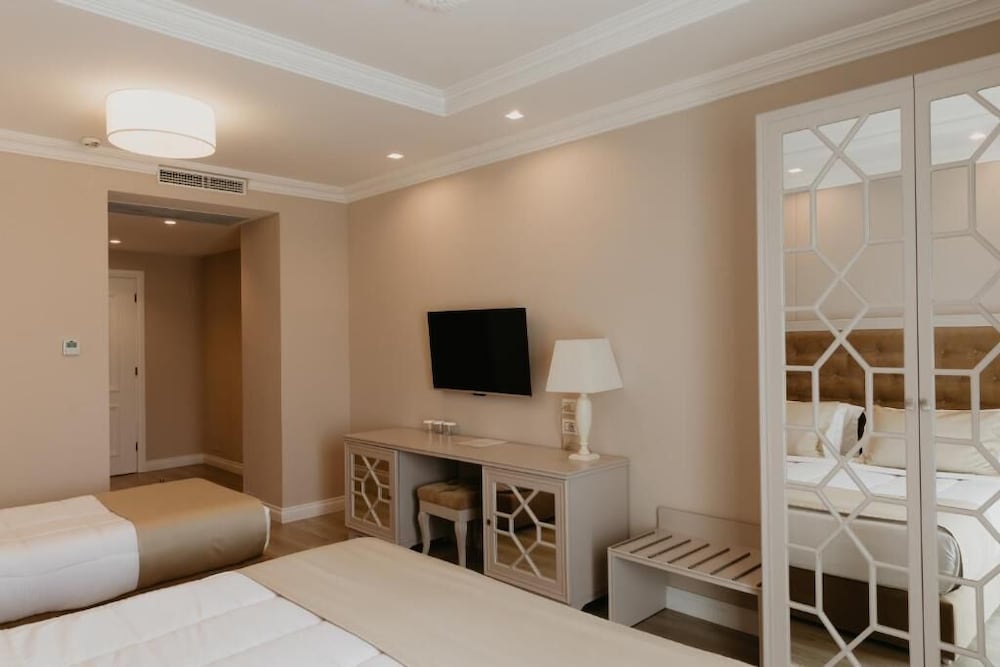 Flower Hotels & Resorts — Rooms in Golem, Tirane