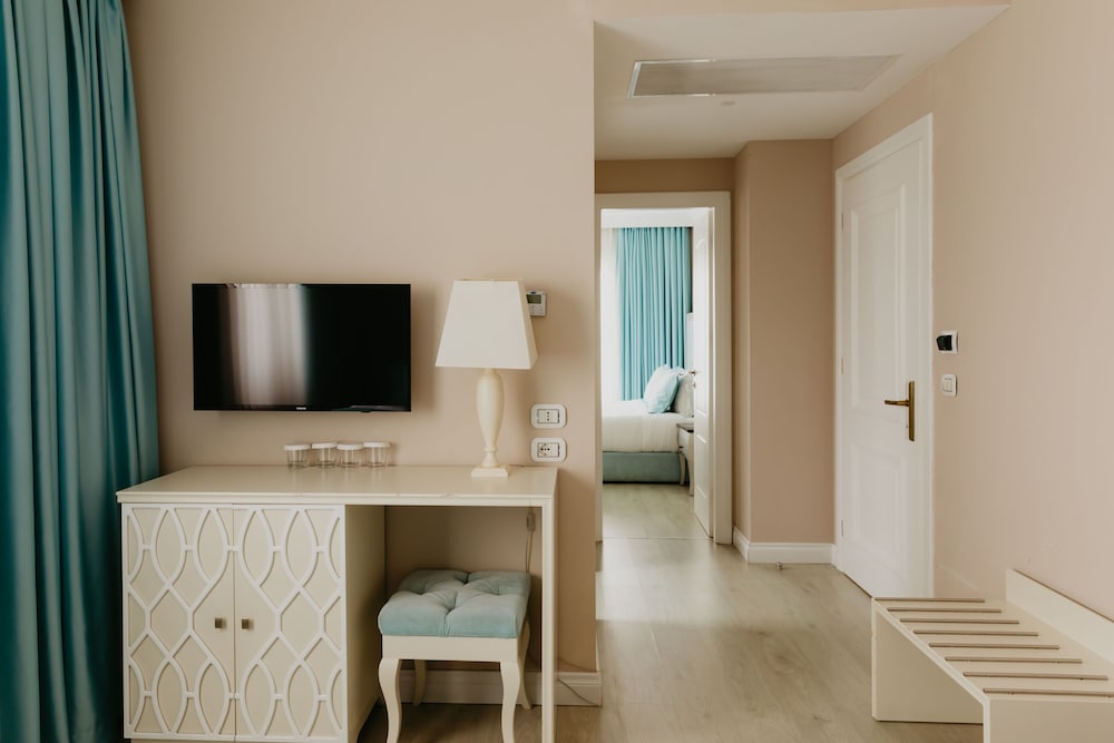 Flower Hotels & Resorts — Rooms in Golem, Tirane