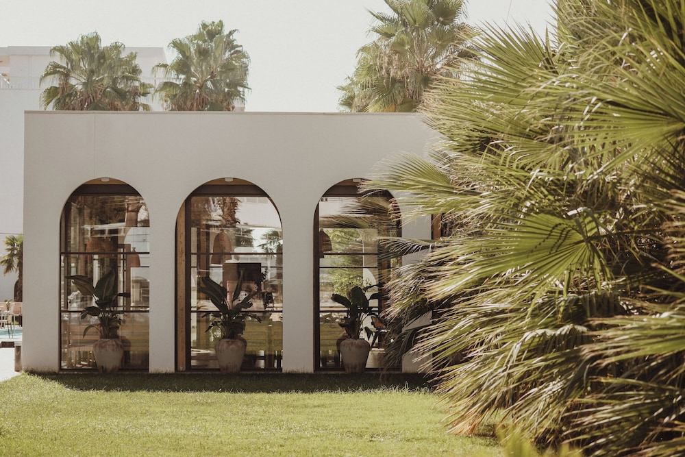 Flower Hotels & Resorts — Restaurant in Golem, Tirane