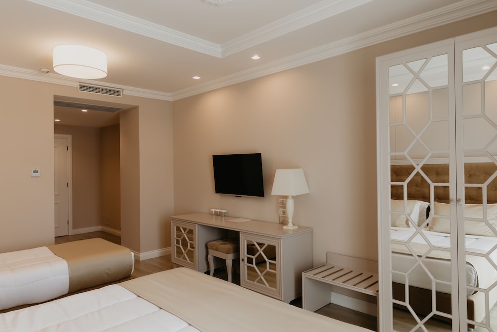 Flower Hotels & Resorts — Rooms in Golem, Tirane