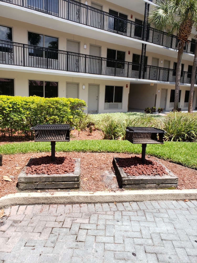 Staybridge Suites Orlando Royale Parc Suites by IHG — Hotel building in Kissimmee, Florida