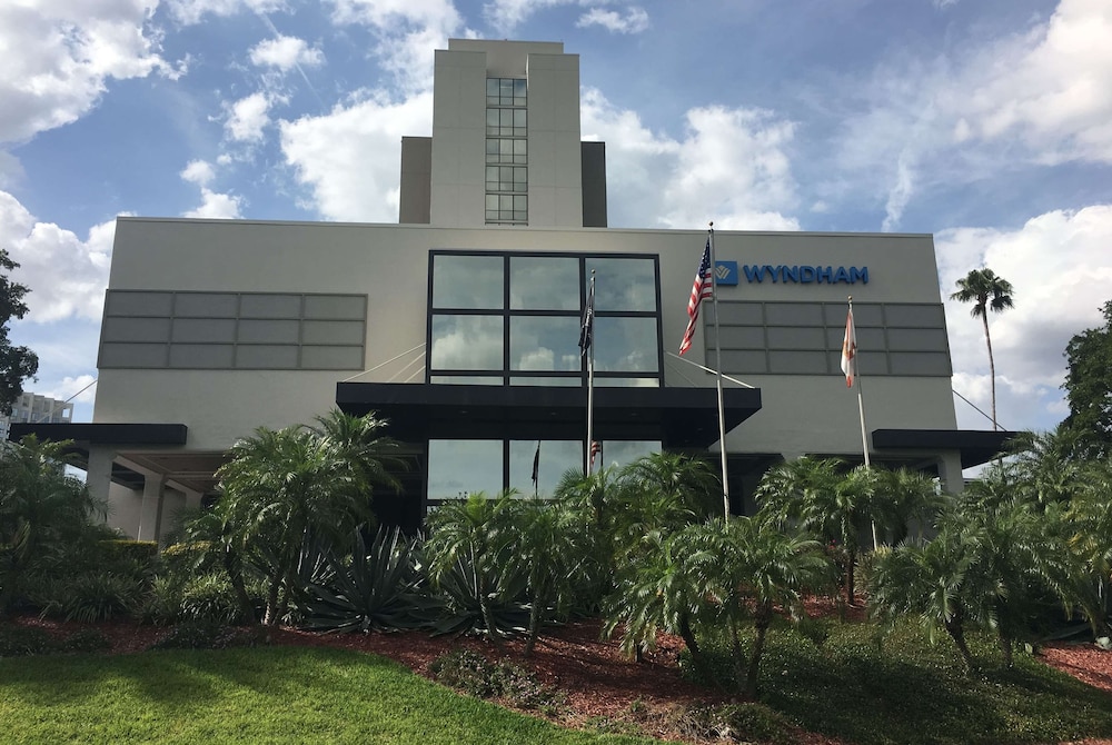 Wyndham Lake Buena Vista – Disney Springs® Area — Hotel building in Lake Buena Vista, Florida
