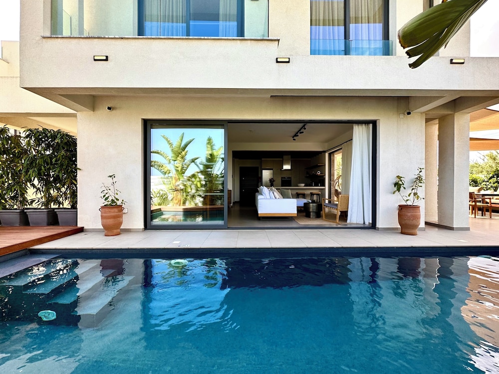 Lora Pearl Luxury Villa By Louis Hotels — Swimming pool in Protaras, Famagusta Region