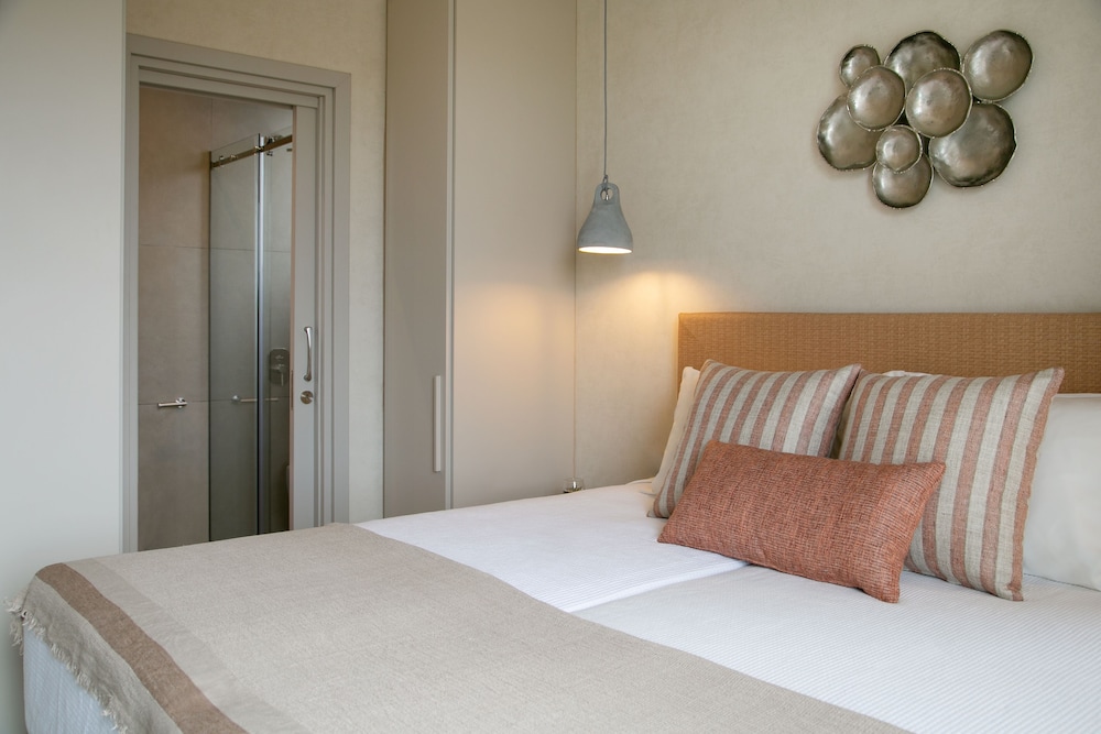Lora Pearl Luxury Villa By Louis Hotels — Hotel rooms in Protaras, Famagusta Region